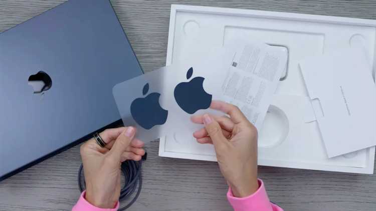 История появления наклеек Apple в коробке