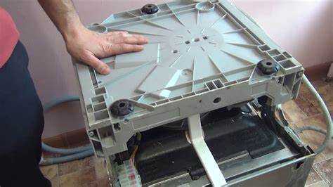 Осмотр и устранение утечек в нижней части машины